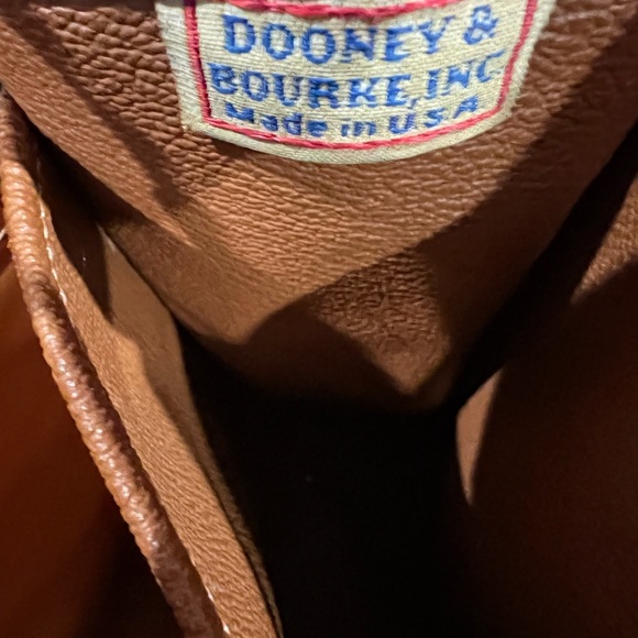 Dooney & Bourke vintage bag in very good pre loved condition measures 12x9x4” - Picture 6 of 6